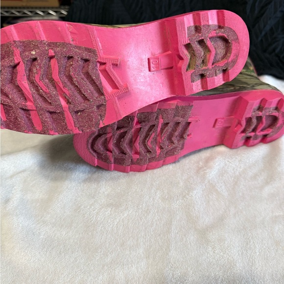 Camo Rain Boots with Pink Accents - Picture 3 of 6